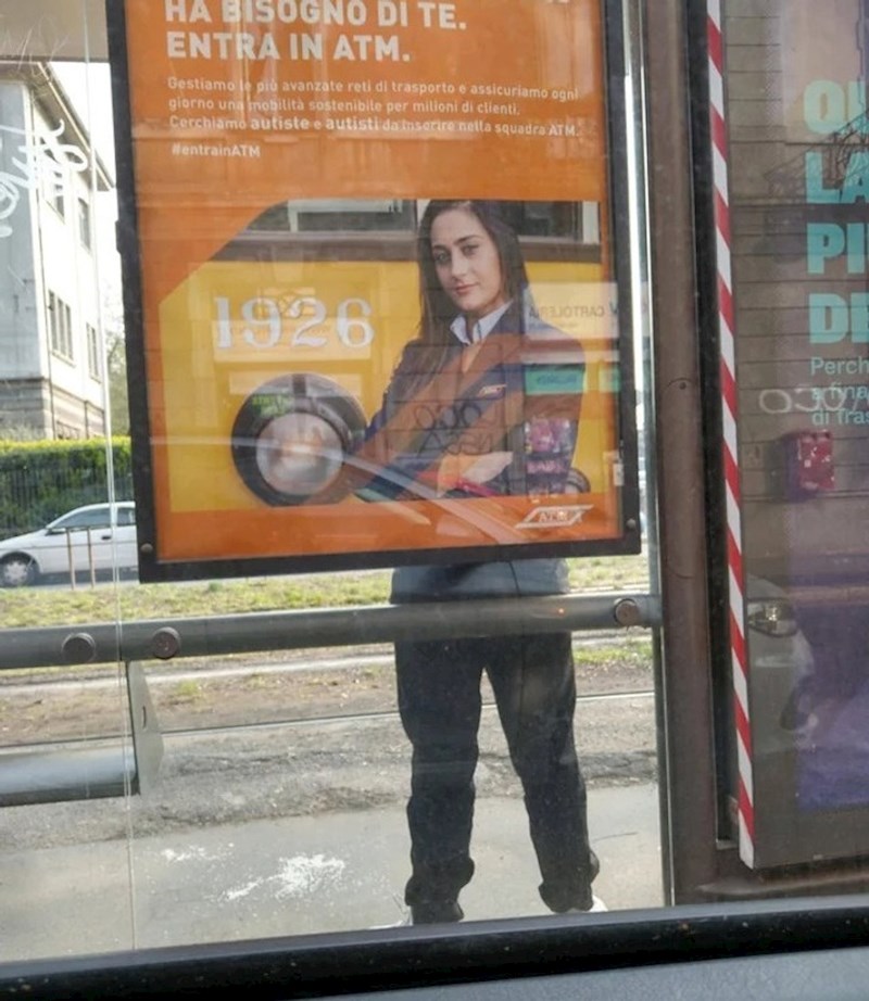 12. "Taman je stao ispred plakata"