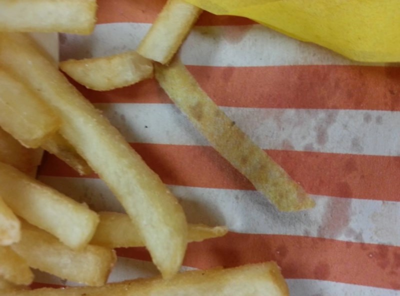 10. "Sram me priznati koliko sam puta pokušala uzeti krumpirić koji je zapravo slika na omotu..."