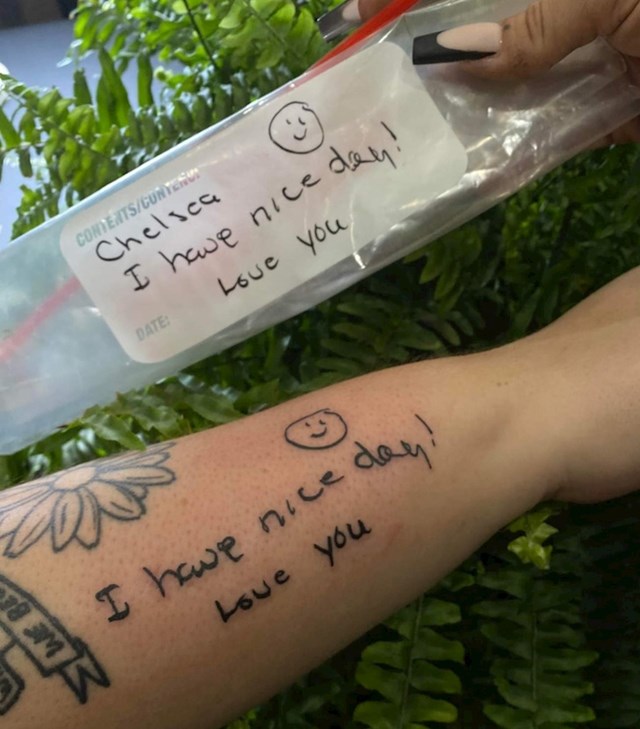 10. "Odlučila sam tetovirati smiješnu (i gramatički) netočnu poruku koju mi je mama ostavila. Jako mi je draga srcu baš takva kakva je"
