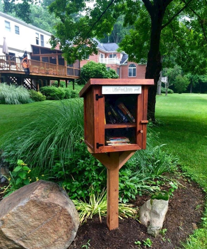 7. U ovu "knjižnicu" ljudi mogu ostaviti knjige koje više ne žele, a onda ih drugi mogu čitati i nakon čitanja vratiti kako bi opet bile dostupne za druge