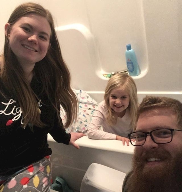 5. "Smjestili smo kćer u kupaonicu na sigurno i rekli joj da se pretvara da smo na kampiranju. Zapravo smo se sakrili u kupaonici zbog vijesti o tornadu u blizini..."