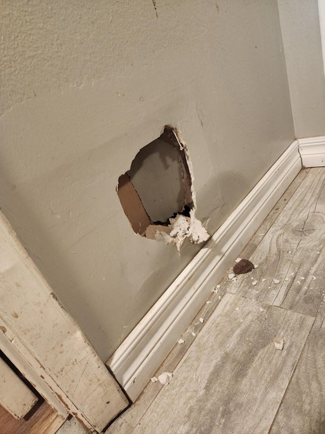 8. "Moj sin je nekako uspio napraviti rupu u zidu"