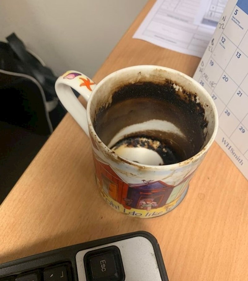 "Ima u uredu jedna kolegica koja nikad, ali nikad ne pere svoju šalicu. No, to ju ne sprječava da svaki dan popije kavu iz nje. Pogledajte samo taj užas..."