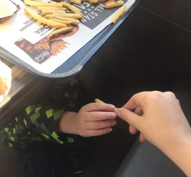 "Danas je odlučio ovako jesti krumpiriće."