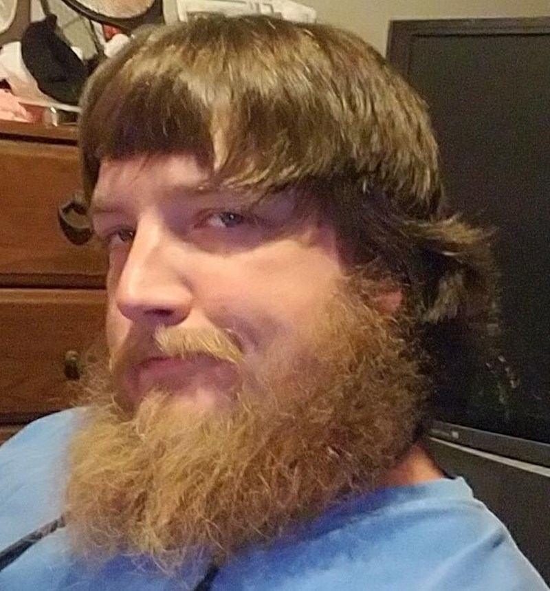 7. "Nije se šišao više od tri godine i nakon što se konačno odlučio ošišati se vratio ovakav. Frizerka je mislila da mu baš super stoji... Izgleda kao da ima kacigu na glavi!"