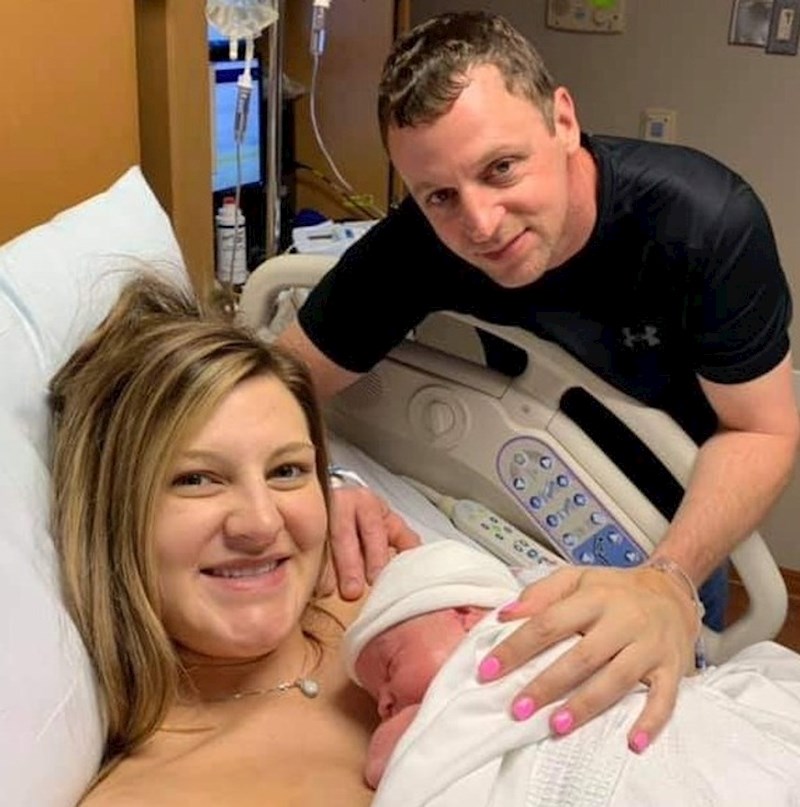 "Kad pokažemo ljudima ovu sliku, svi zezaju mog muža da ima baš lijepu boju noktiju"