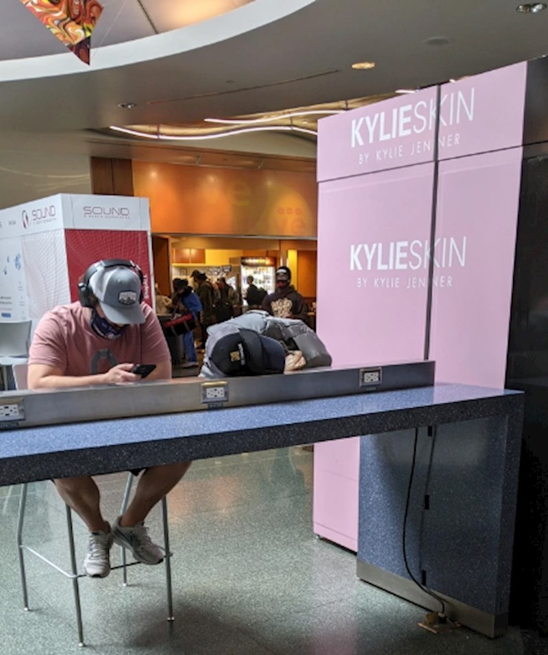 4. "Iako su na stolu samo njegove stvari, iz ovog kuta izgleda kao da netko spava"