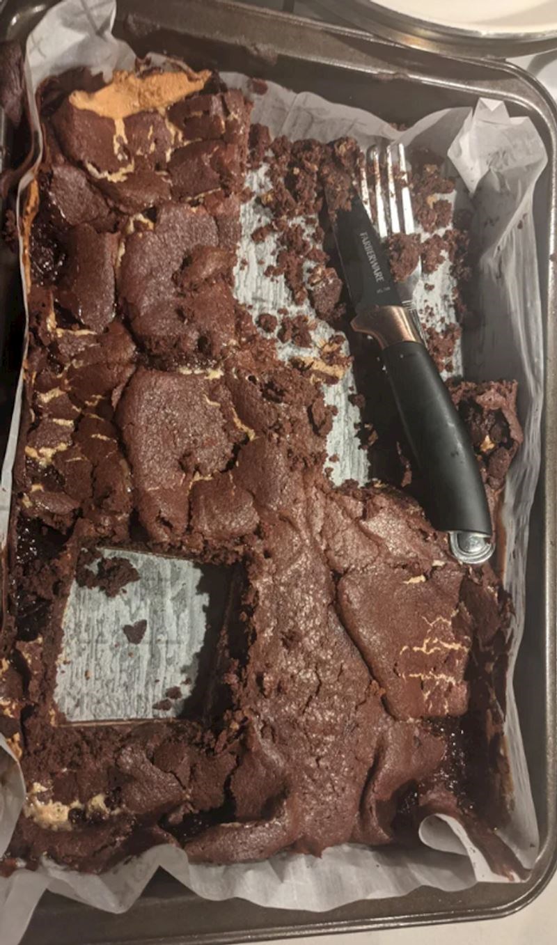 12. Dva načina na koje ljudi jedu kolače. Za oba se možemo složiti da su poprilično neobični...