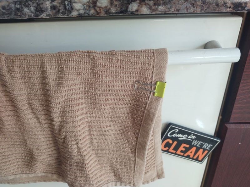 9. "Ako vam stalno pada krpa ili ručnik, pričvrstite ga kvačicom."