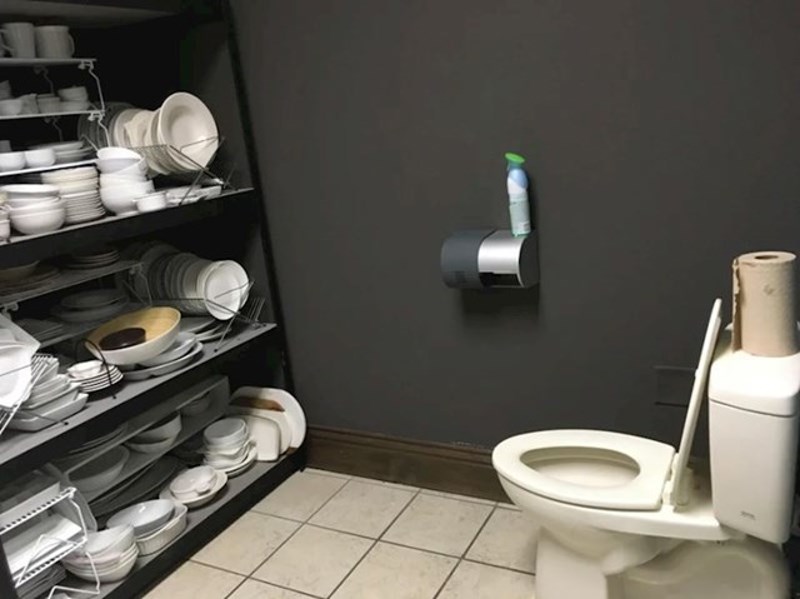 Malo neobično mjesto za spremanje posuđa u restoranu...