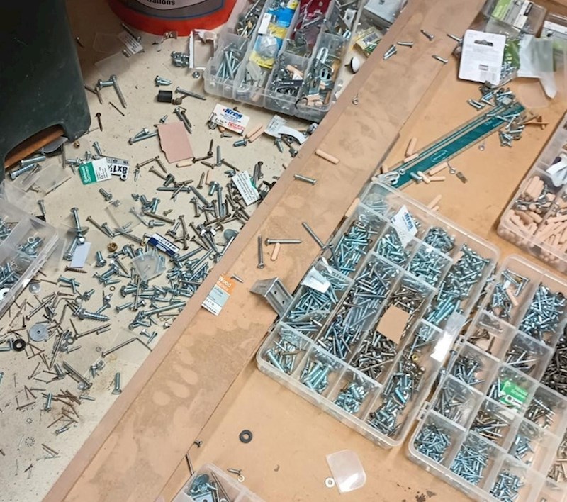 10. "Tata je malo prejako otvorio kovčeg s čavlićima..."