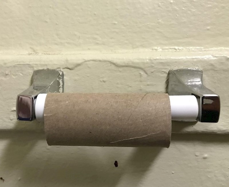 Dok je bio kod prijateljice, morao je na WC (velika nužda), a onda je primijetio da nema WC papira.