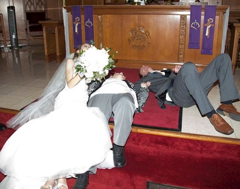 3. "Suprugova baka se spotaknula dok smo se trebali slikati pa smo i mi "pali" da joj ne bi bude neugodno. Onda je nastala ova predobra slika!"