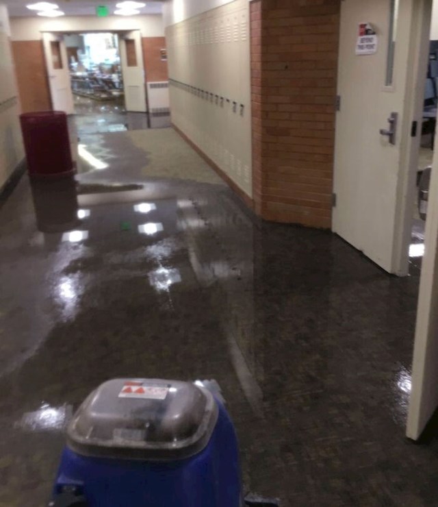 23. "Prvi dan na poslu u školi kao domara su me dočekali poplavljeni podovi"