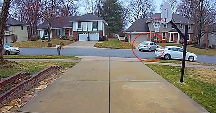 Nadzorna kamera snimila totalno bizaran prizor na ulici, pogledajte što je izvela vozačica