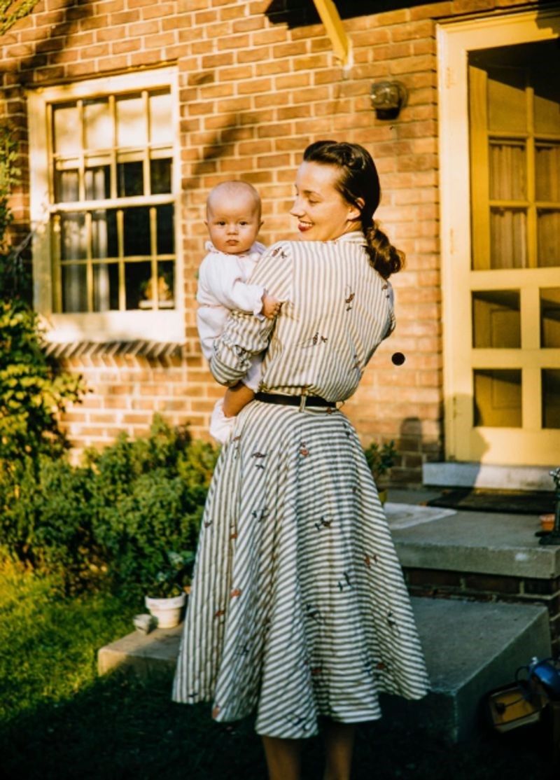 11. "Slika je snimljena 1958. godine, a prikazuje moju baku koja drži moju mamu kad je bila beba."