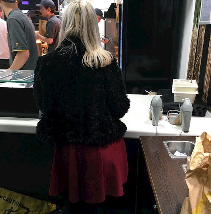 12. "Ova žena je tijekom naručivanja stavila cipele na pult, nisam mogla vjerovati što vidim"