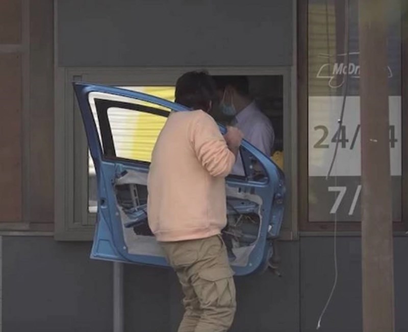 5. Dobro, što se točno tu događa?