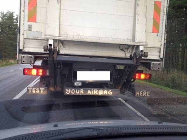 Ovaj vozač kamiona zna kako natjerati ostale da drže sigurnosni razmak.