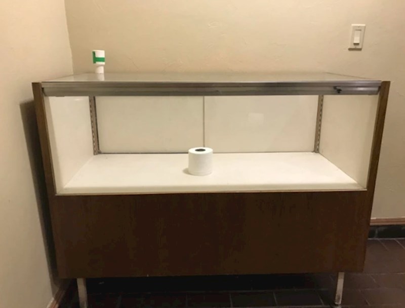 9. "Moji prijatelji imaju poseban dio u kući u kojem izlažu različite stvari. Sad im ovako stoji jedna rola wc papira."