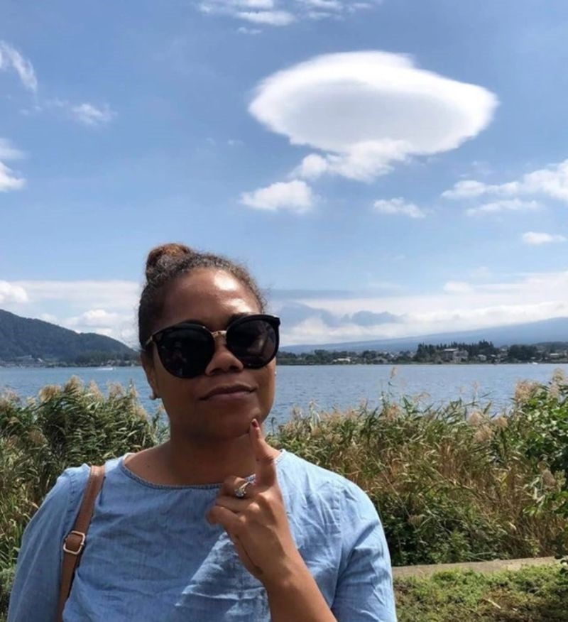 3. "Vidite li kako oblak iza moje djevojke izgleda kao oblačić za razmišljanje iz crtića."