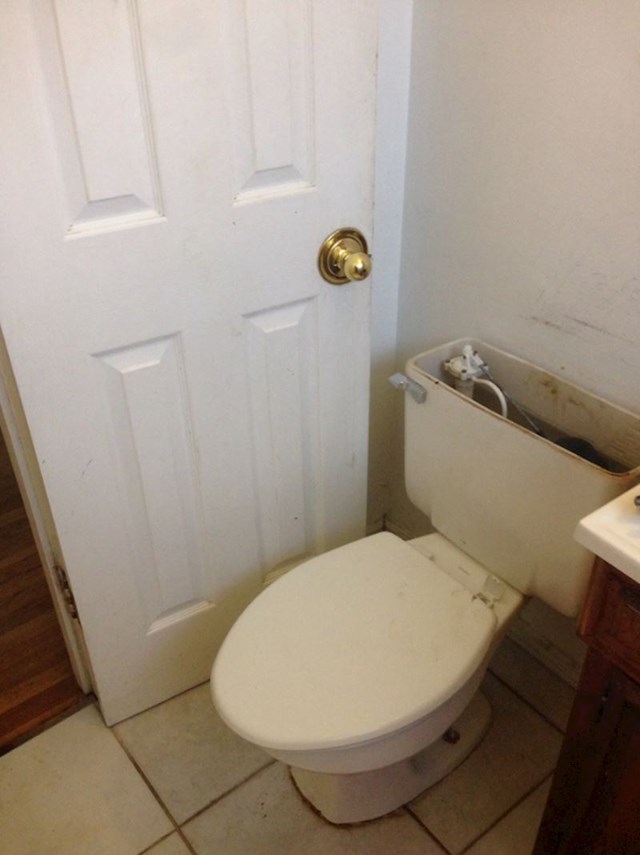 1. "Curilo nam je iz wc školjke pa sam sve izvadio ne bih li riješio problem. Samo da bih nakon što sam vratio školjku na mjesto shvatio da nisam zatvorio vrata i sad nam kupaonica ovako izgleda"