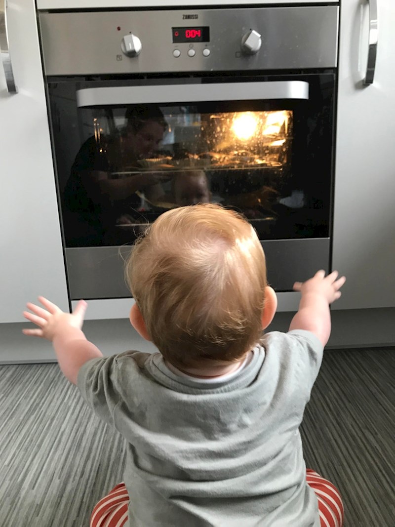 4. "Moja kćer koja čeka svoje prve kolačiće!"