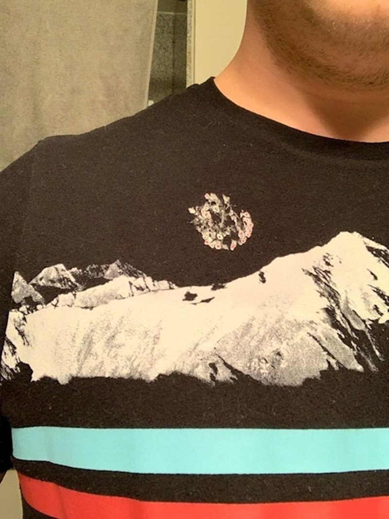 "Ne znam kako, ali u perilici je osim majica završila i jedna naljepnica. Zalijepila se za jednu crnu majicu i sad izgleda kao Mjesec iznad planina."