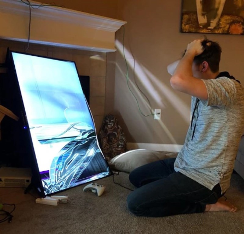 "Mom prijatelju je pao potpuno novi televizor. Mislim da je reakcija opravdana."