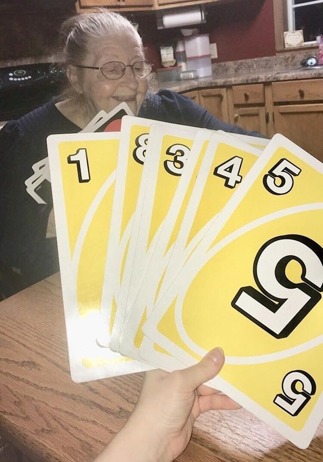 1. "Moja baka jako voli kartati i igrati društvene igre, ali više ne vidi toliko dobro. Zato joj je moja teta odlučila kupiti jako velike karte za Uno, pogledajte samo koliko je sretna!"
