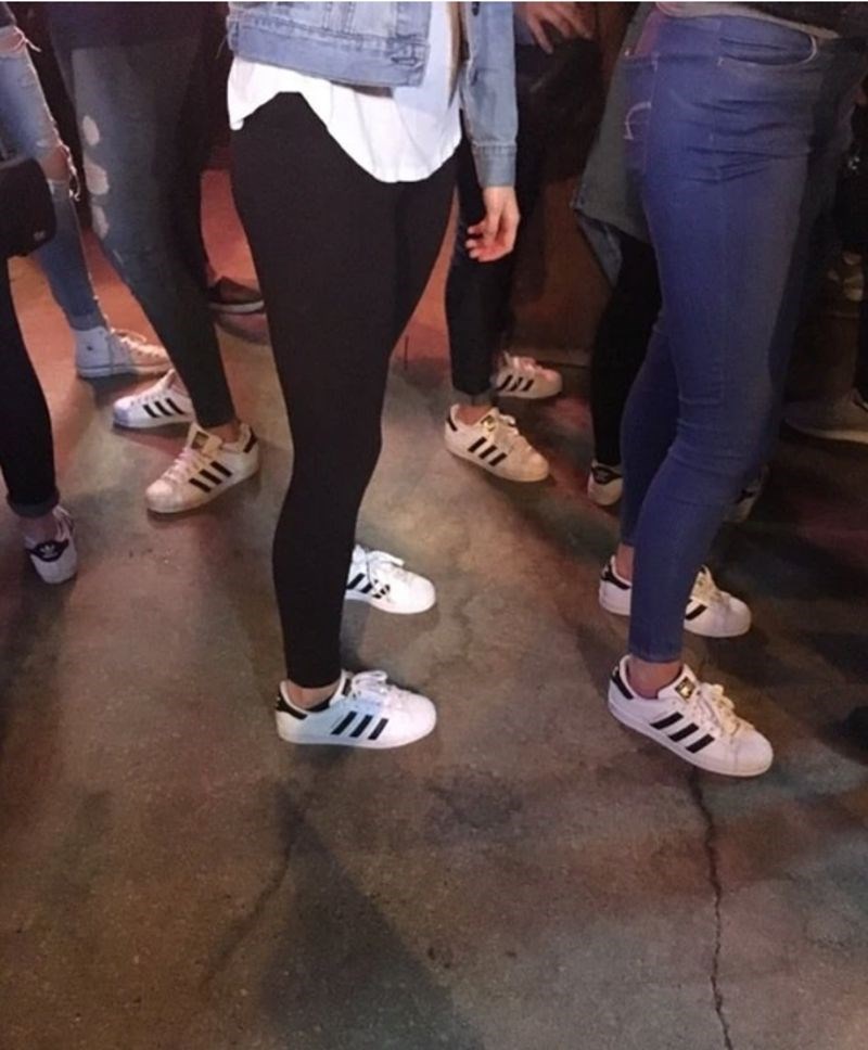 1. Očito je kakve su tenisice moderne u današnje vrijeme.