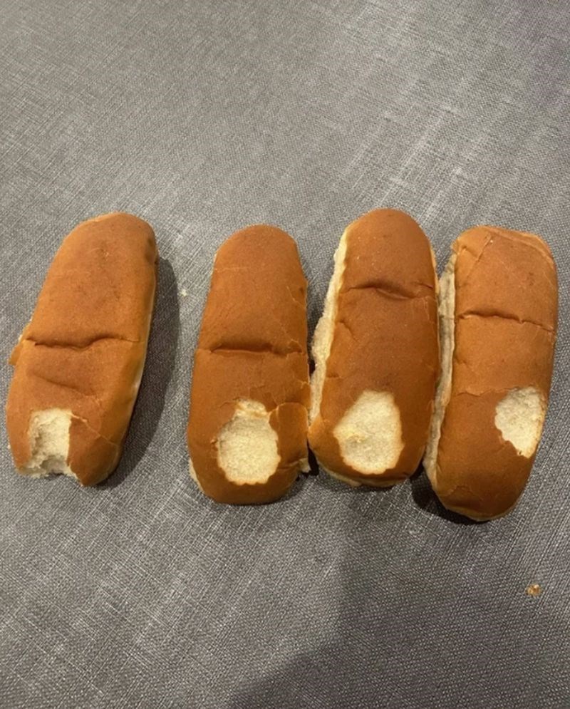 2. Ne, ovo nije napravilo dijete već odrasla osoba koja ovako jede peciva...