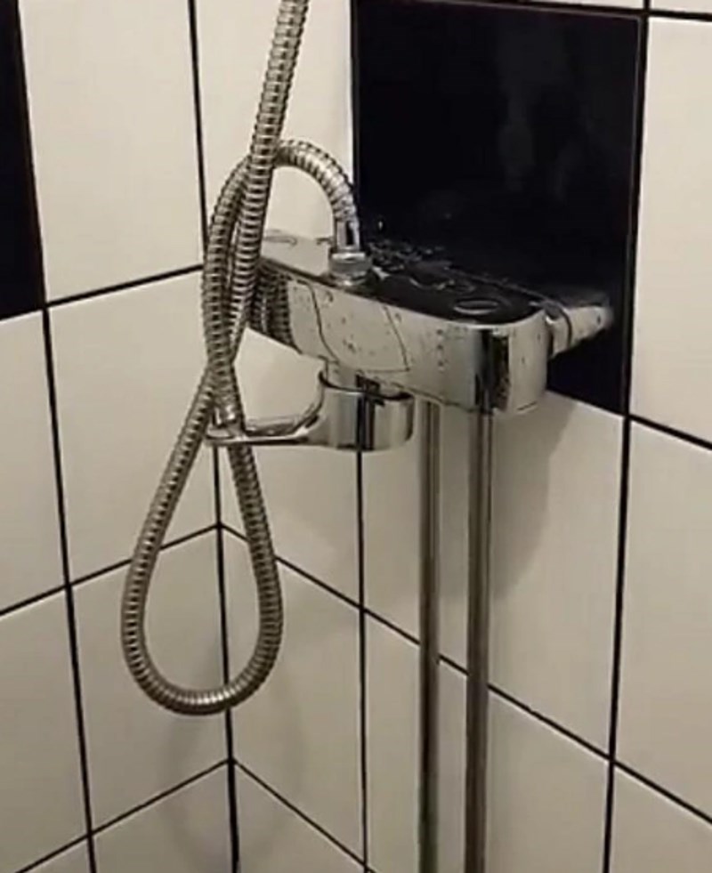 5. "Ovako nam je profesionalac postavio slavinu u tušu. Morali smo sami popravljati."