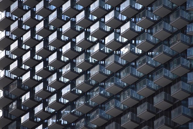 4. Netko je fotografio balkone na jednoj zgradi i nastala je ova predobra optička iluzija