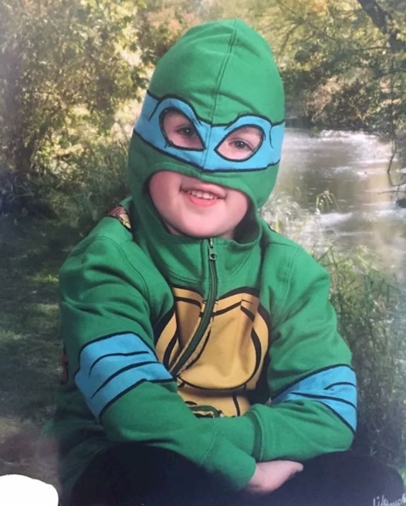 2. "Nagovorio me da ovakav ide u školu na slikanje, ali je obećao da će skinuti masku - nije to učinio"