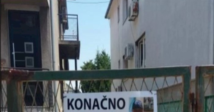 Netko je u jednom selu u Srbiji pronašao nesvakidašnju tablu na ogradi, urnebesna je