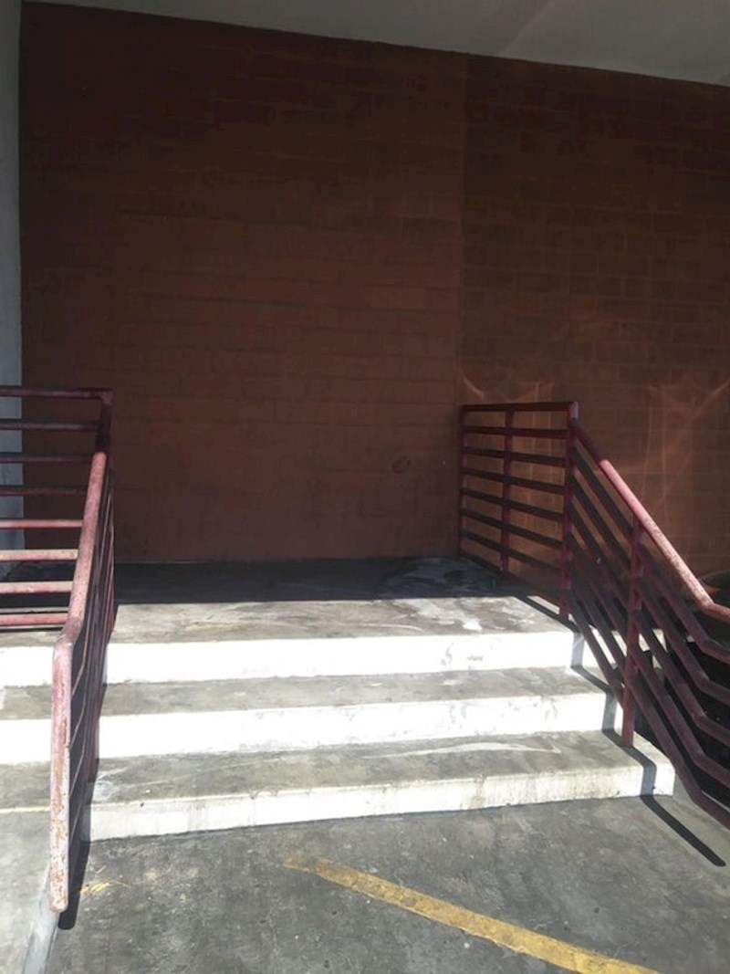 5. "Ovo je posljednji put da slijepo pratim navigaciju. Ovo bi trebao biti ulaz u zgradu"