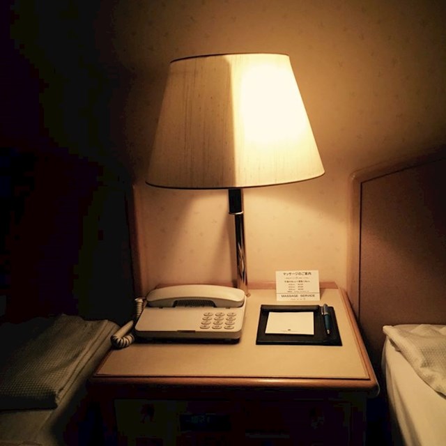 15. Predobra svjetiljka u jednom hotelu u Japanu za sve one koji vole duže ostati budni, a nisu sami u sobi