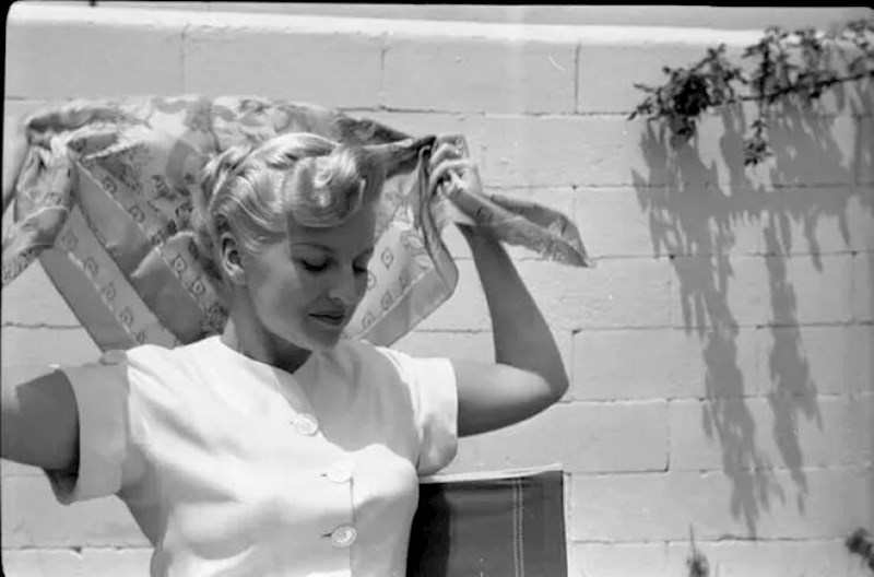 "Ne znam kako vama izgleda, ali ova fotografija moje bake iz 1951. meni izgleda kao čista umjetnost. Tada još nije bila u braku s mojim djedom, ali su se ubrzo nakon toga upoznali"