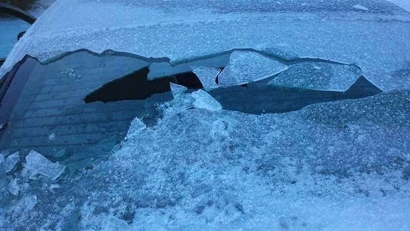 Htio je skinuti led s prozora na autu.