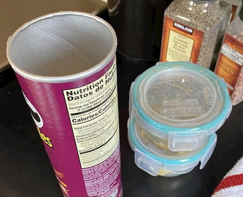 Nekoliko minuta nije mogao pronaći poklopac od kutije čipsa.