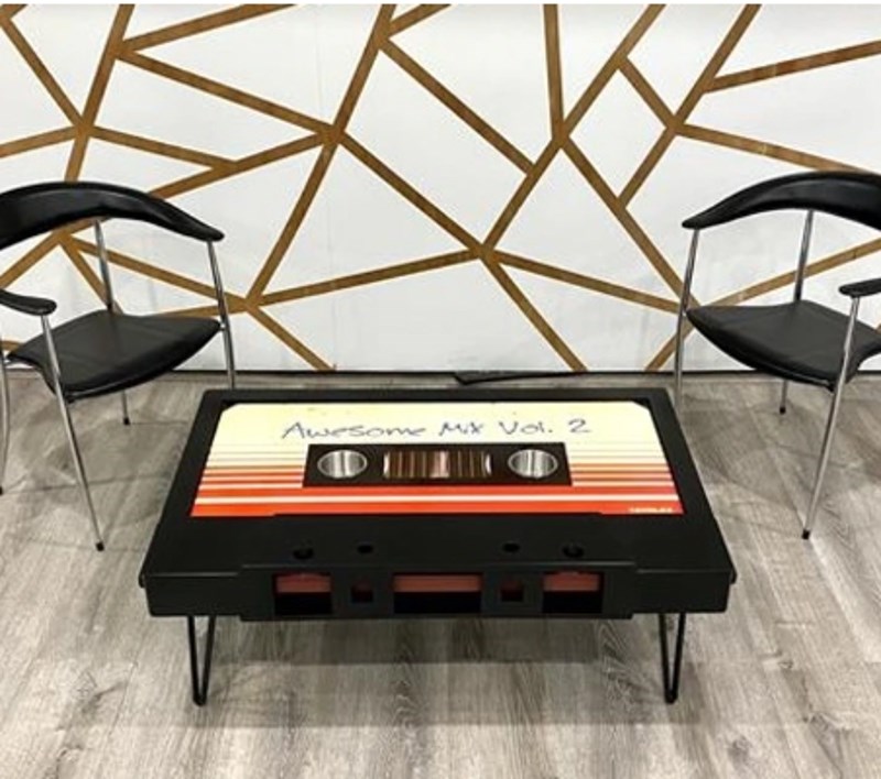 8. Stol u obliku kasete.