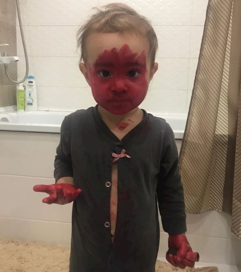 6. "Htio je izgledati kao odrasli pa se namazao šminkom"