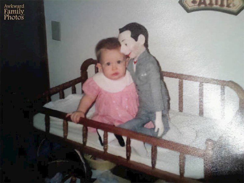 "Hvala mama i tata na razvijanju straha od lutki. Pogledajte samo što su mi kupili, pa u današnje vrijeme su ovakve lutke u hororima!"