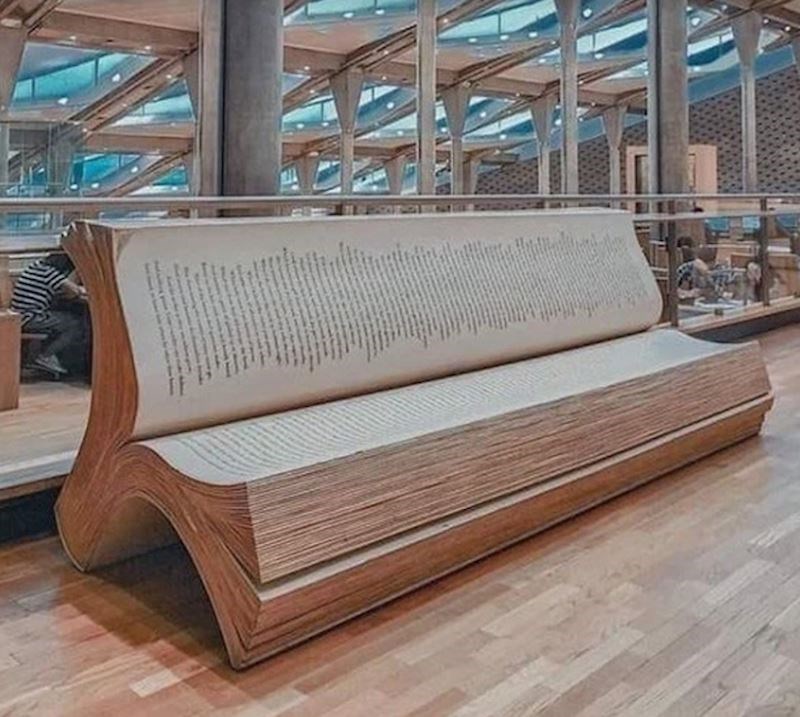 1. Klupa u obliku knjige u knjižnici u Aleksandriji