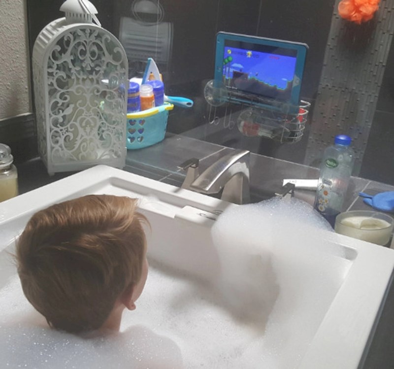 8. "Rekla sam mu da ne smije tablet donijeti blizu kade. Ovo je bilo njegovo fantastično rješenje"