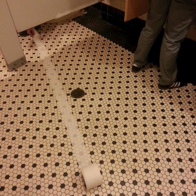 12. "Prizor iz wc-a na faksu, morao sam slikati"