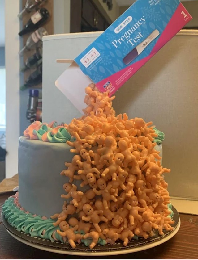 "Moja prijateljica je napravila ovu tortu. Izgleda impresivno ako gledam vještinu, ali mi je sve nekako bizarno"