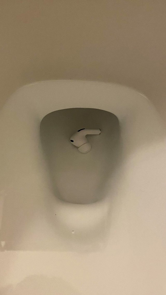 "Nedavno sam ih kupio i danas mi je jedna slušalica slučajno pala u wc školjku."