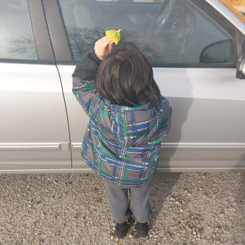 8. Uzeo je ovaj "kišobran" u slučaju da počne padati kiša...